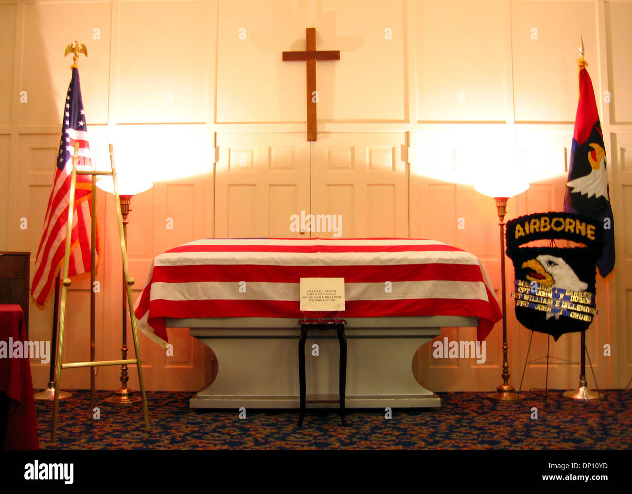 Apr 11, 2006; Arlington, VA, Stati Uniti d'America; un gruppo scrigno che rappresentano i quattro uomini all'interno di un funerale home in Arlington, Virginia, dove le famiglie si sono riuniti per una Visitazione cerimonia, 11 aprile 2006. Il Dipartimento della Difesa POW/Personale mancante Office ha annunciato il 14 febbraio 2006, che i resti del Magg. Jack L. Barker, Waycross, Fa.; Capt. John F. Dugan, Roselle, N.J.; Sgt. William E. Di Foto Stock