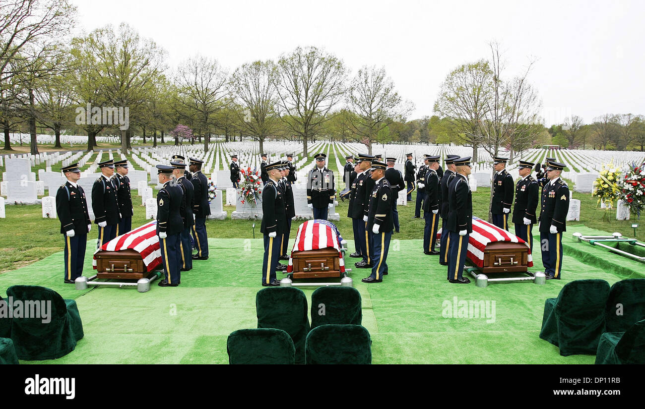 Apr 12, 2006; Arlington, VA, Stati Uniti d'America; la Guardia d'onore di combattenti preparare per gli ospiti di arrivare in Al Cimitero Nazionale di Arlington, durante il funerale di Sgt. William E. Dillender Aprile 12, 2006. Il Dipartimento della Difesa POW/Personale mancante Office ha annunciato il 14 febbraio 2006, che i resti del Magg. Jack L. Barker, Waycross, Fa.; Capt. John F. Dugan, Roselle, N.J.; Sgt. William E. Dillen Foto Stock