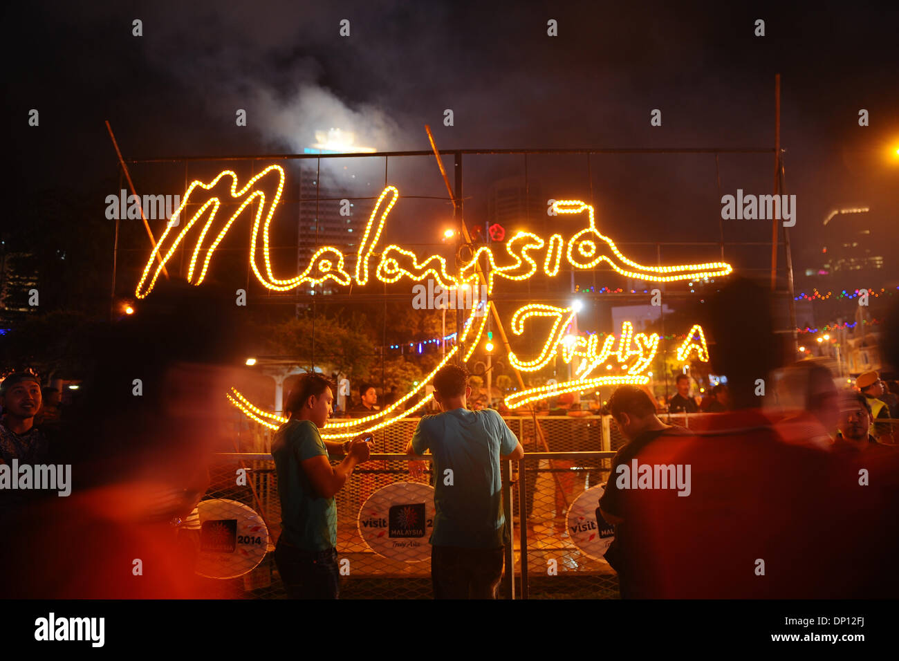 Kuala Lumpur, MYS, . 4 gennaio, 2014. Assegni turistici il suo telefono cellulare durante il grande lancio per visitare la Malesia 2014 campagna a Kuala Lumpur, Malesia, sabato 4 gennaio, 2014. Visita in Malesia 2014 prende il via sabato 4 gennaio per formare una campagna di woo 28 milioni di turisti per il paese in questo anno. © Joshua Paul/NurPhoto/ZUMAPRESS.com/Alamy Live News Foto Stock