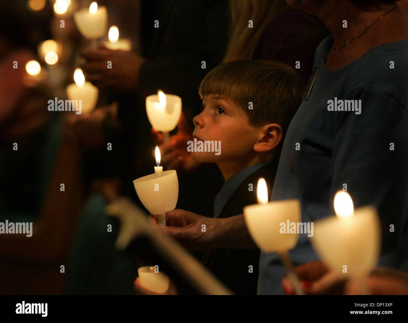 Apr 15, 2006; West Palm Beach, FL, Stati Uniti d'America; Ciad Pyle formalmente entrato nella chiesa cattolica il sabato notte a San Juliana chiesa cattolica a West Palm Beach. Egli ha convertito con genitori Jim e Kim, che sono stati battezzati come luterani. Credito: Foto da Bruce R. Bennett/Palm Beach post/ZUMA premere. (©) Copyright 2006 da Palm Beach post Foto Stock