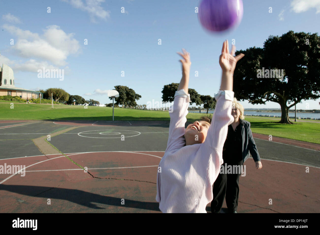 Apr 18, 2006; San Diego, CA, Stati Uniti d'America; CAROL HERNANDEZ gioca con la sua figlia adottiva, Diana, 10, in Mission Bay Park la maggior parte dei pomeriggi dopo Diana esce dalla scuola. Essa è stata Hernandez la determinazione che le ha permesso di adottare Diana, una molto travagliata ragazza che è stato lavato fuori di altri 3 home tirocini. Credito: Foto di Peggy Peattie/SDU-T /ZUMA premere. (©) Copyright 2006 by SDU-T Foto Stock