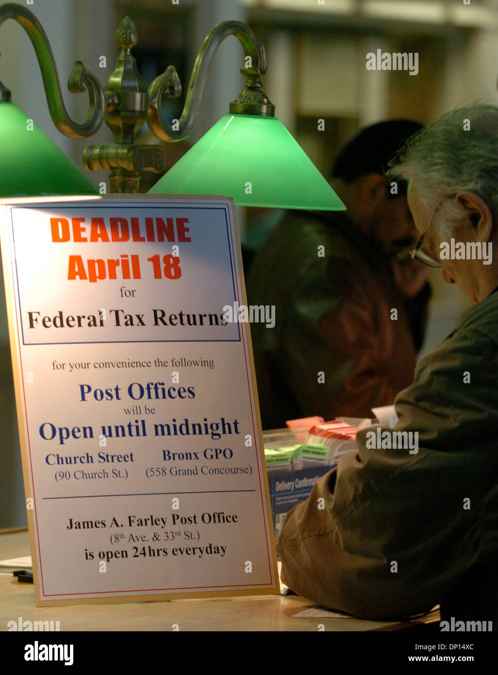 Apr 18, 2006; Manhattan, New York, Stati Uniti d'America; Persone compilare moduli fiscali presso il James A. Farley Post Office sull'Ottava Avenue davanti a questa notte la scadenza per avere la loro tassa federale forme stampigliato. Filer fiscale hanno tempo fino a mezzanotte per completare e timbro loro tassa federale forme. Credito: Foto di Bryan Smith/ZUMA premere. (©) Copyright 2006 by Bryan Smith Foto Stock