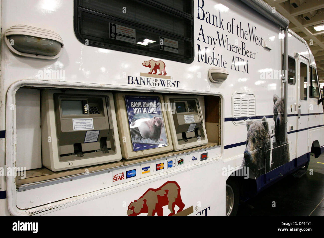 Apr 18, 2006; San Francisco, CA, Stati Uniti d'America; un ATM mobile è mostrato in corrispondenza di un expo per commemorare il 100° anniversario di San Francisco terremoto del 18 aprile 2006. Sebbene molte parti della città è stato ammodernato per sopravvivere terremoti moderato, se il 7.9 grandezza temblor del 1906 dovevano essere ripetute, notevoli danni è ancora previsto. Credito: Foto di Mike Fox/ZU Foto Stock