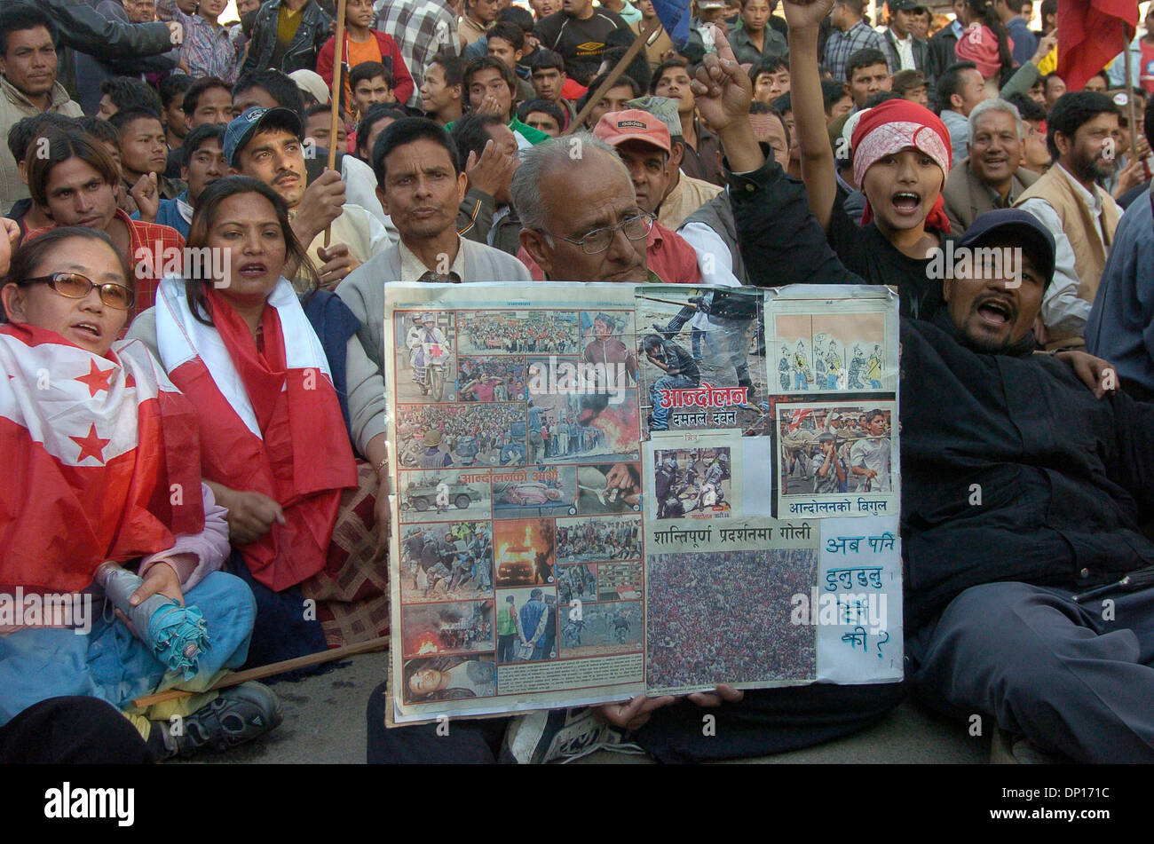 Apr 22, 2006; Kathmandu, Nepal; tempo di dimostrazione in Nepal: sette opposizione dei partiti democratici e anti-monarchia i dimostranti sono stati sfidando il coprifuoco ordine del governo di ripristinare una repubblica democratica in Nepal. Durante questo movimento 15 persone sono state uccise dal personale di sicurezza e centinaia di persone sono state gravemente ferite. Il Re Gyanendra ha affrontato la gente che cerca di annullare il suo 1 Fe Foto Stock