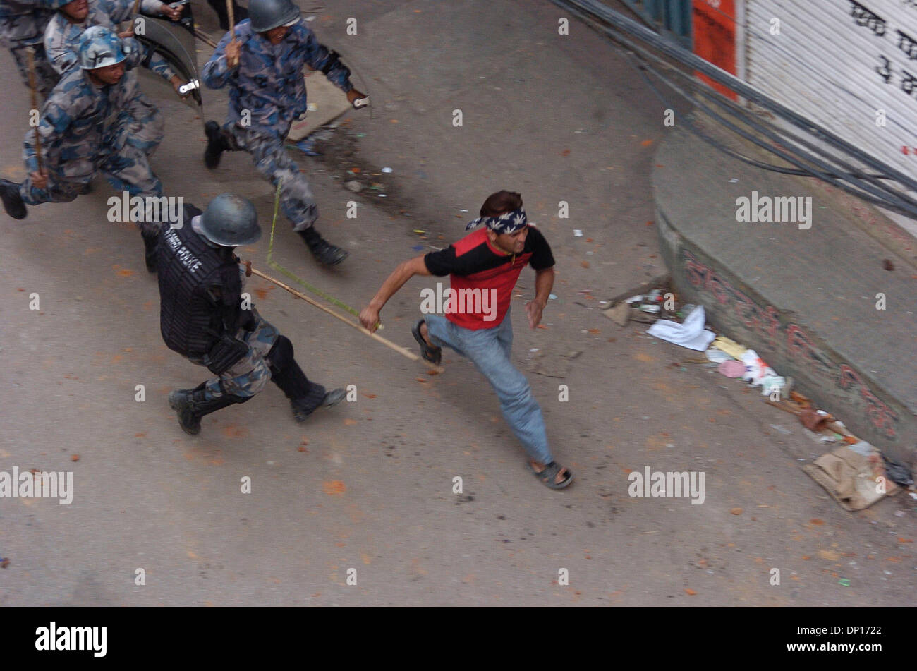 Apr 22, 2006; Kathmandu, Nepal; tempo di dimostrazione in Nepal: sette opposizione dei partiti democratici e anti-monarchia i dimostranti sono stati sfidando il coprifuoco ordine del governo di ripristinare una repubblica democratica in Nepal. Durante questo movimento 15 persone sono state uccise dal personale di sicurezza e centinaia di persone sono state gravemente ferite. Il Re Gyanendra ha affrontato la gente che cerca di annullare il suo 1 Fe Foto Stock