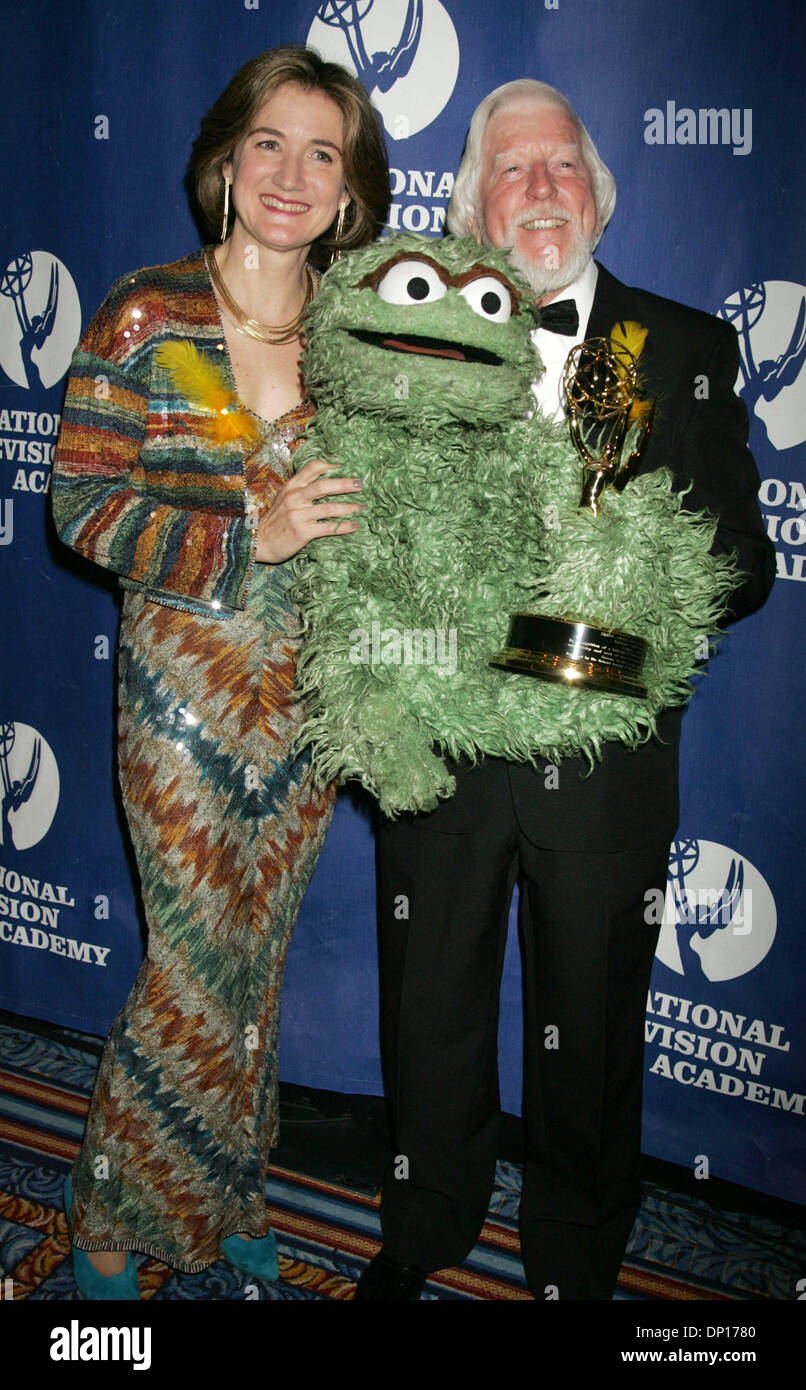 Apr 22, 2006; New York, NY, STATI UNITI D'AMERICA; CHERYL HENSON (Presidente di Jim Henson Foundation), Oscar il granchio e Lifetime Achievement honoree CAROLL SPINNEY comportano per le foto in sala stampa per la trentatreesima annuale Creative Arts Emmy diurno Awards tenutosi presso il Marriott Marquis Hotel. Credito: Foto di Nancy Kaszerman/ZUMA premere. (©) Copyright 2006 by Nancy Kaszerman Foto Stock