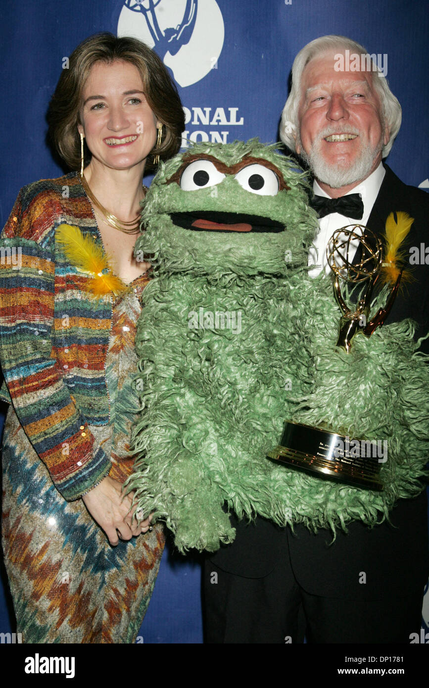 Apr 22, 2006; New York, NY, STATI UNITI D'AMERICA; CHERYL HENSON (Presidente di Jim Henson Foundation), Oscar il granchio e Lifetime Achievement honoree CAROLL SPINNEY comportano per le foto in sala stampa per la trentatreesima annuale Creative Arts Emmy diurno Awards tenutosi presso il Marriott Marquis Hotel. Credito: Foto di Nancy Kaszerman/ZUMA premere. (©) Copyright 2006 by Nancy Kaszerman Foto Stock