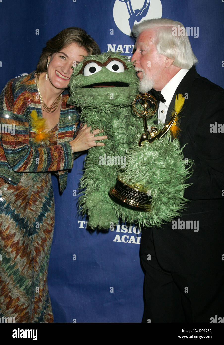 Apr 22, 2006; New York, NY, STATI UNITI D'AMERICA; CHERYL HENSON (Presidente di Jim Henson Foundation), Oscar il granchio e Lifetime Achievement honoree CAROLL SPINNEY comportano per le foto in sala stampa per la trentatreesima annuale Creative Arts Emmy diurno Awards tenutosi presso il Marriott Marquis Hotel. Credito: Foto di Nancy Kaszerman/ZUMA premere. (©) Copyright 2006 by Nancy Kaszerman Foto Stock