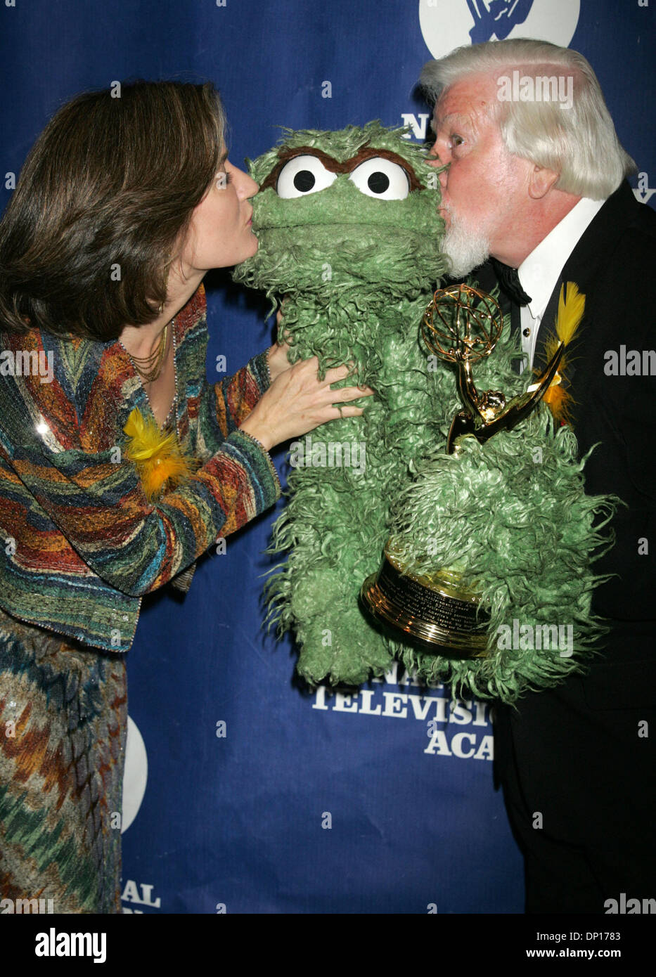 Apr 22, 2006; New York, NY, STATI UNITI D'AMERICA; CHERYL HENSON (Presidente di Jim Henson Foundation), Oscar il granchio e Lifetime Achievement honoree CAROLL SPINNEY comportano per le foto in sala stampa per la trentatreesima annuale Creative Arts Emmy diurno Awards tenutosi presso il Marriott Marquis Hotel. Credito: Foto di Nancy Kaszerman/ZUMA premere. (©) Copyright 2006 by Nancy Kaszerman Foto Stock