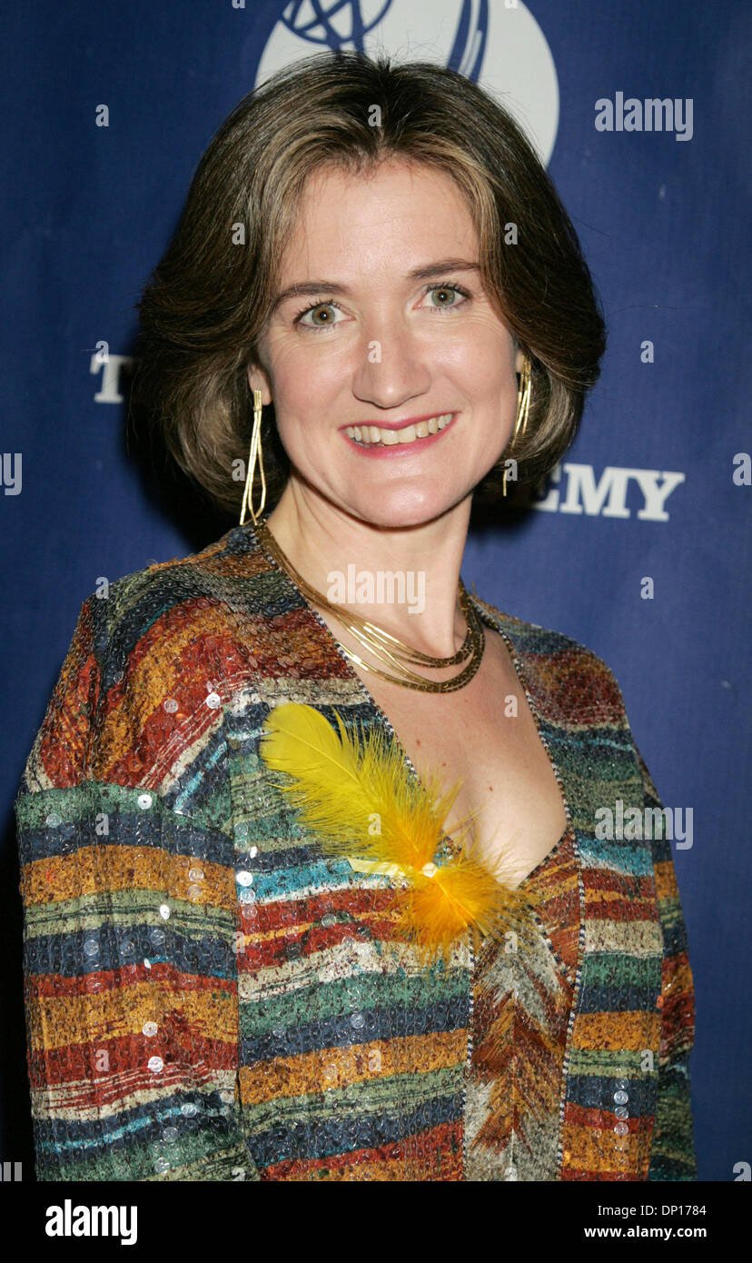 Apr 22, 2006; New York, NY, STATI UNITI D'AMERICA; CHERYL HENSON (Presidente di Jim Henson Foundation) che indossa un "grosso uccello' giù pone per le foto in sala stampa per la trentatreesima annuale Creative Arts Emmy diurno Awards tenutosi presso il Marriott Marquis Hotel. Credito: Foto di Nancy Kaszerman/ZUMA premere. (©) Copyright 2006 by Nancy Kaszerman Foto Stock
