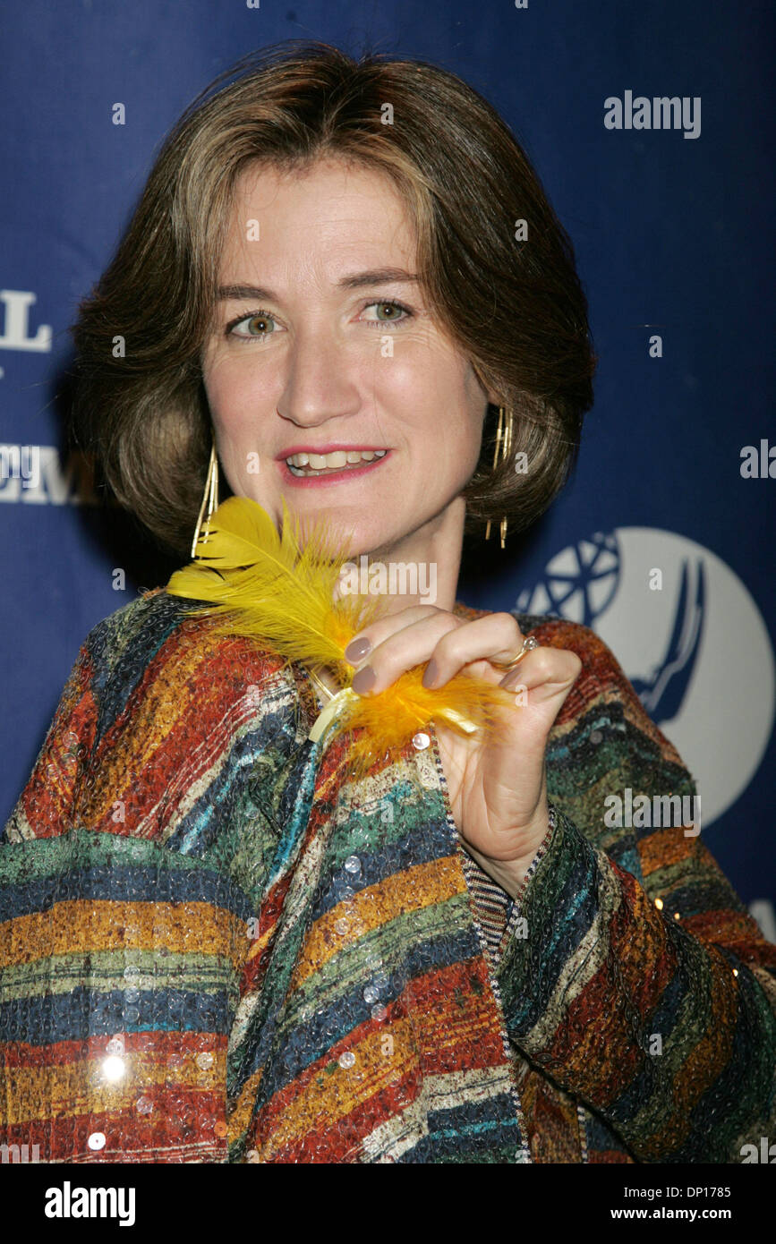Apr 22, 2006; New York, NY, STATI UNITI D'AMERICA; CHERYL HENSON (Presidente di Jim Henson Foundation) che indossa un "grosso uccello' giù pone per le foto in sala stampa per la trentatreesima annuale Creative Arts Emmy diurno Awards tenutosi presso il Marriott Marquis Hotel. Credito: Foto di Nancy Kaszerman/ZUMA premere. (©) Copyright 2006 by Nancy Kaszerman Foto Stock