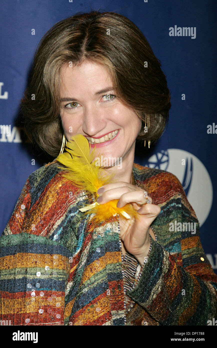 Apr 22, 2006; New York, NY, STATI UNITI D'AMERICA; CHERYL HENSON (Presidente di Jim Henson Foundation) che indossa un "grosso uccello' giù pone per le foto in sala stampa per la trentatreesima annuale Creative Arts Emmy diurno Awards tenutosi presso il Marriott Marquis Hotel. Credito: Foto di Nancy Kaszerman/ZUMA premere. (©) Copyright 2006 by Nancy Kaszerman Foto Stock