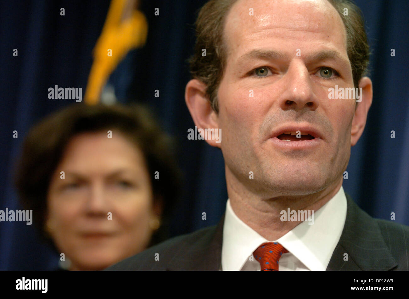 Apr 25, 2006; Manhattan, New York, Stati Uniti d'America; New York Attorney General Eliot Spitzer (R) e lo stato di New York Banking Soprintendente DIANA L. TAYLOR (L) annunciare in una conferenza stampa le incriminazioni di otto persone caricato con Enterprise la corruzione e altri felonies in connessione con un multi-milioni di dollari di ipoteche residenziali a schema di frode. La penale enterprise, nominato in Foto Stock