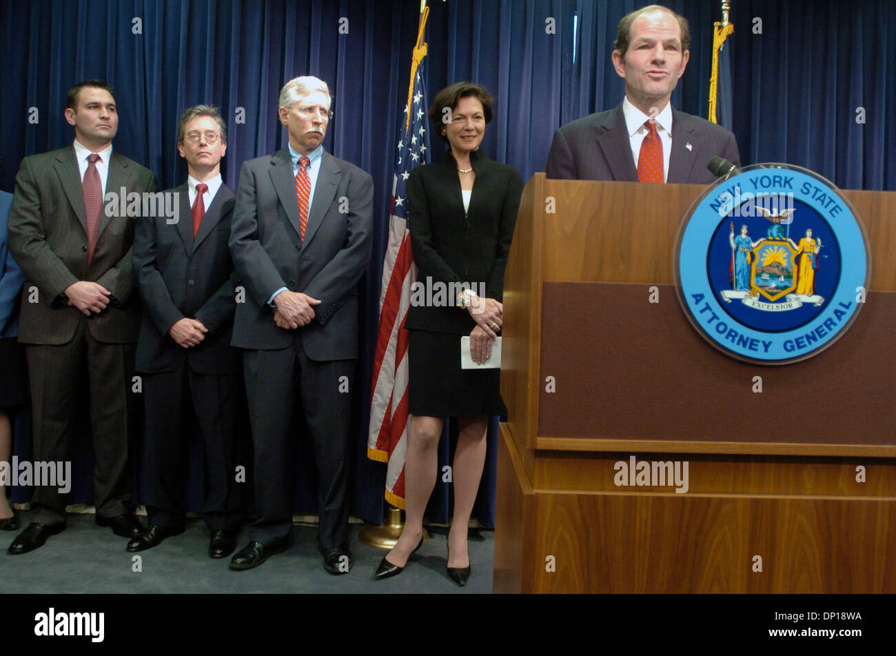 Apr 25, 2006; Manhattan, New York, Stati Uniti d'America; New York Attorney General Eliot Spitzer (R) e lo stato di New York Banking Soprintendente DIANA L. TAYLOR ((2a da R)) annunciare in una conferenza stampa le incriminazioni di otto persone caricato con Enterprise la corruzione e altri felonies in connessione con un multi-milioni di dollari di ipoteche residenziali a schema di frode. La penale enterpris Foto Stock