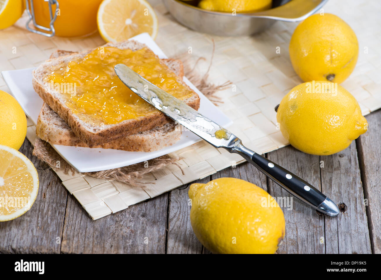 Il succo di limone con un sandwich con frutta fresca in background Foto Stock