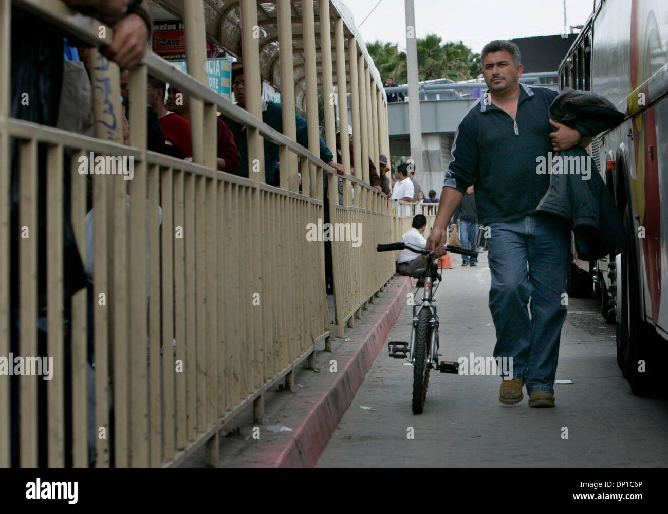 Apr 28, 2006; Tijuana, Messico; due imprese in Tijuana che noleggiare biciclette per i pedoni che la loro velocità di attraversamento del confine con gli Stati Uniti sarà fuori di affari il 1 maggio quando la nuova normativa entrerà in vigore al San Ysidro porto di entrata consentirà di eliminare la corsia speciale per biciclette. Jorge Alberto Leyva, da Ensenada, chi noleggia una bicicletta per due volte al giorno quando le righe sono lunghe per un tempestivo c Foto Stock