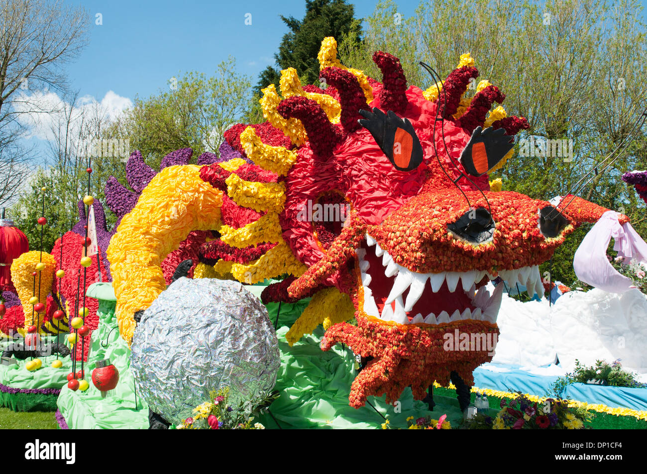 Drago Cinese Anno Nuovo galleggiante decorata con teste di tulip, Spalding Flower Parade, Lincolnshire Foto Stock