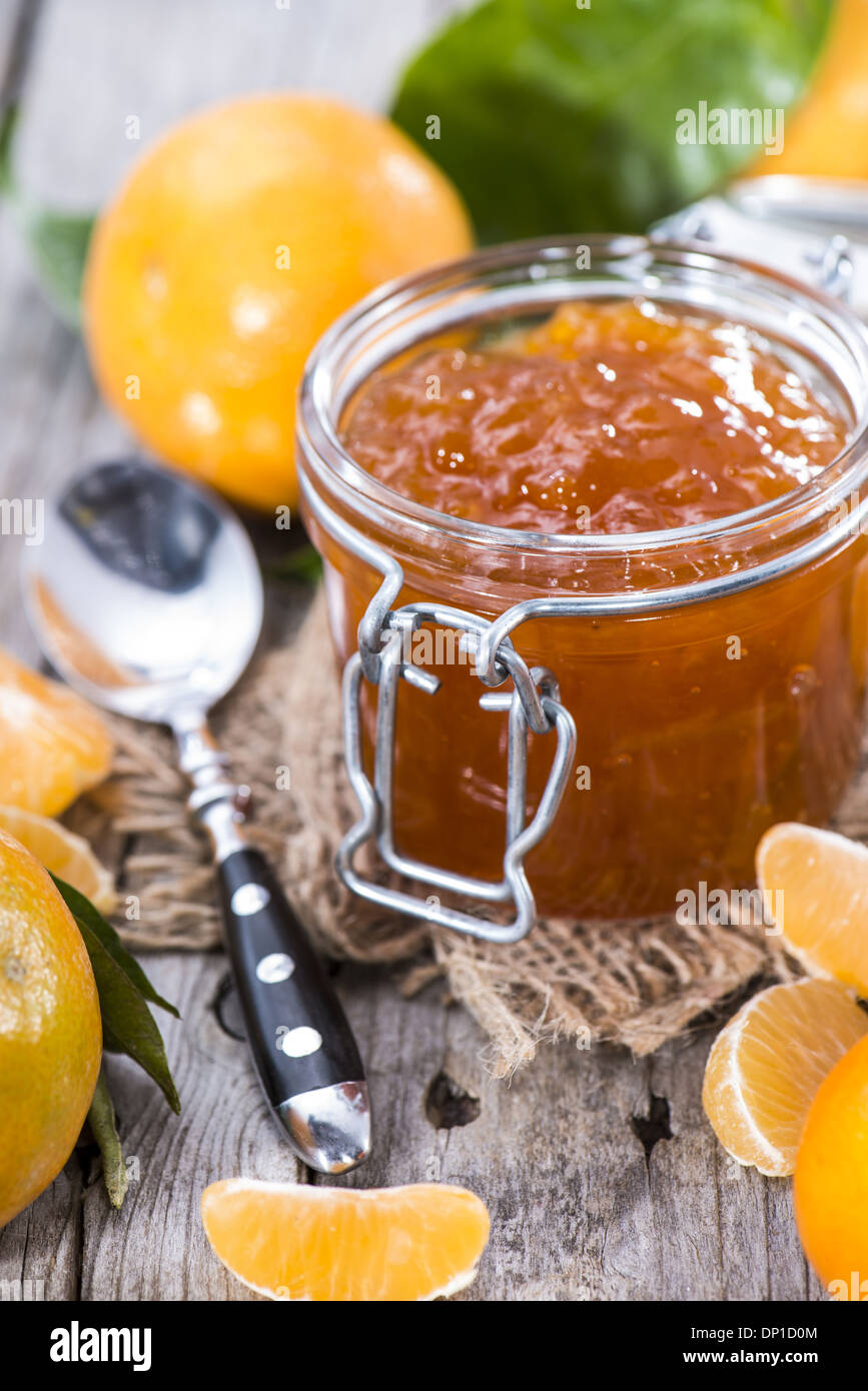 Fresco Marmellata di mandarino su sfondo vintage Foto Stock