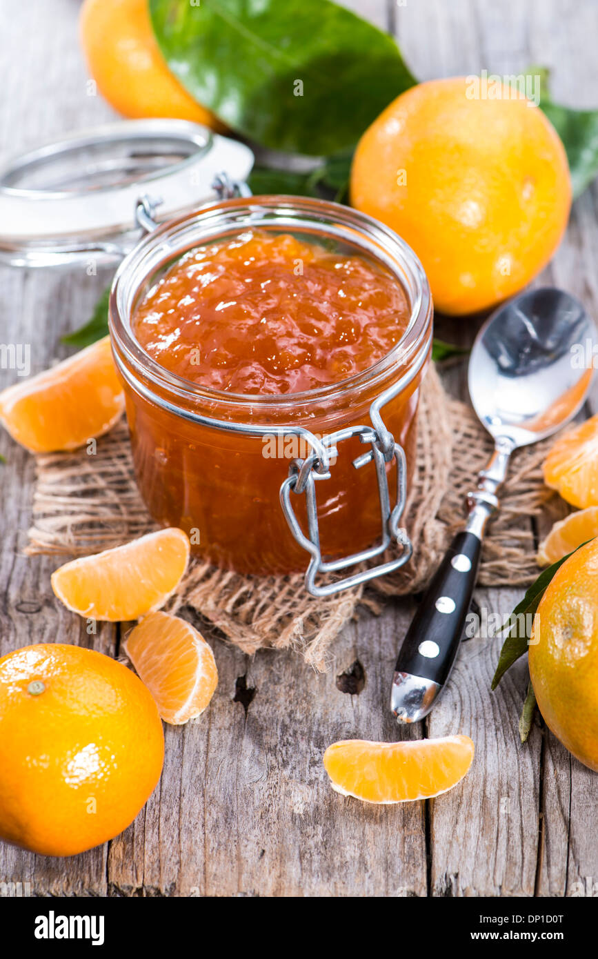 Freschi Fatti in casa Marmellata di mandarino su sfondo di legno Foto Stock
