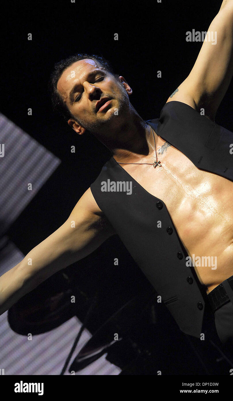 Apr 29, 2006; Indio, CA, Stati Uniti d'America; DAVID GAHAN del 'Depeche Mode" di "Franz Ferdinand' eseguendo in Valle di Coachella Music e Arts Festival 2006. Credito: Foto da Vaughn Youtz/ZUMA premere. (©) Copyright 2006 da Vaughn Youtz Foto Stock