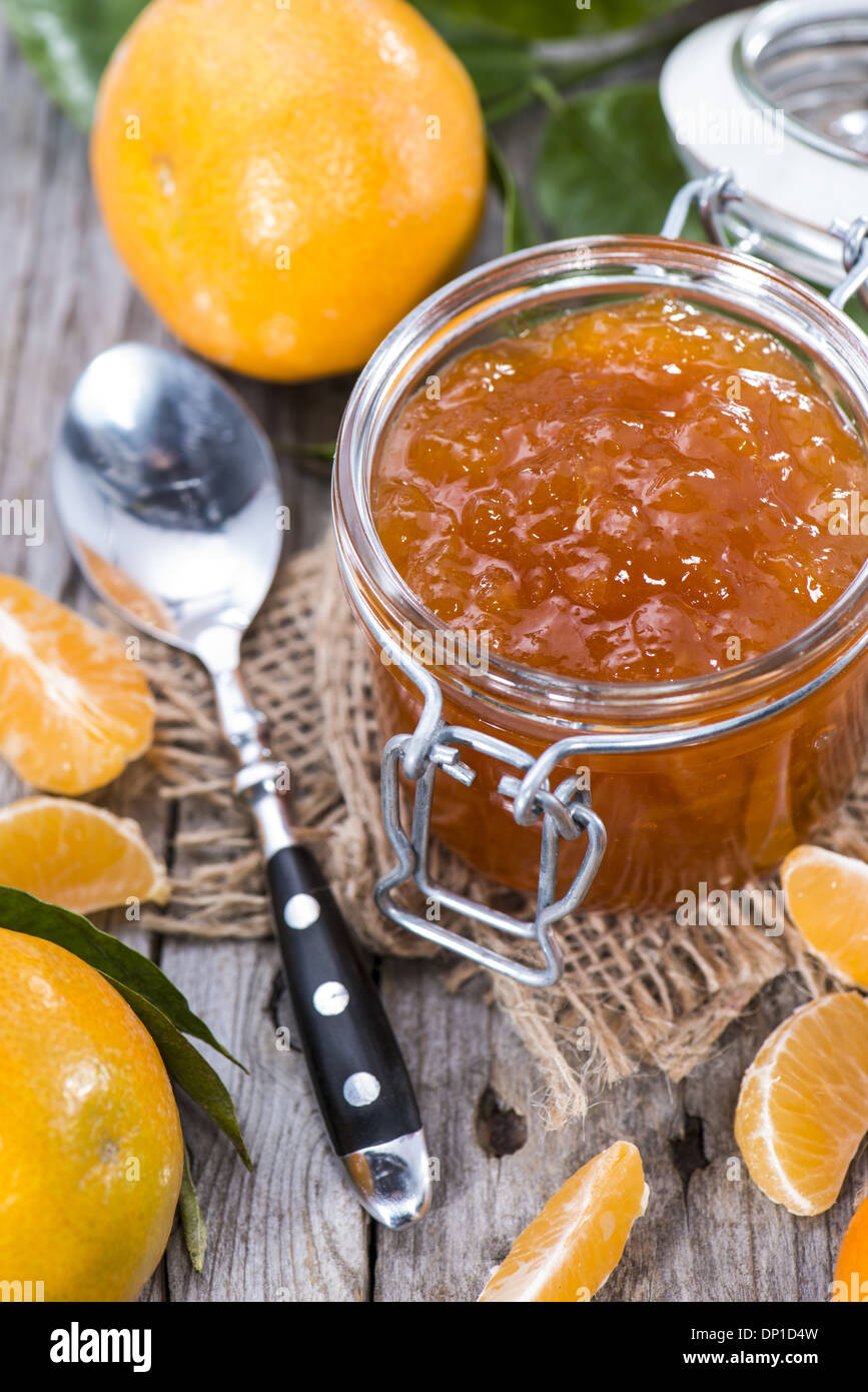 Fatta fresca mandarino marmellata su legno Foto Stock