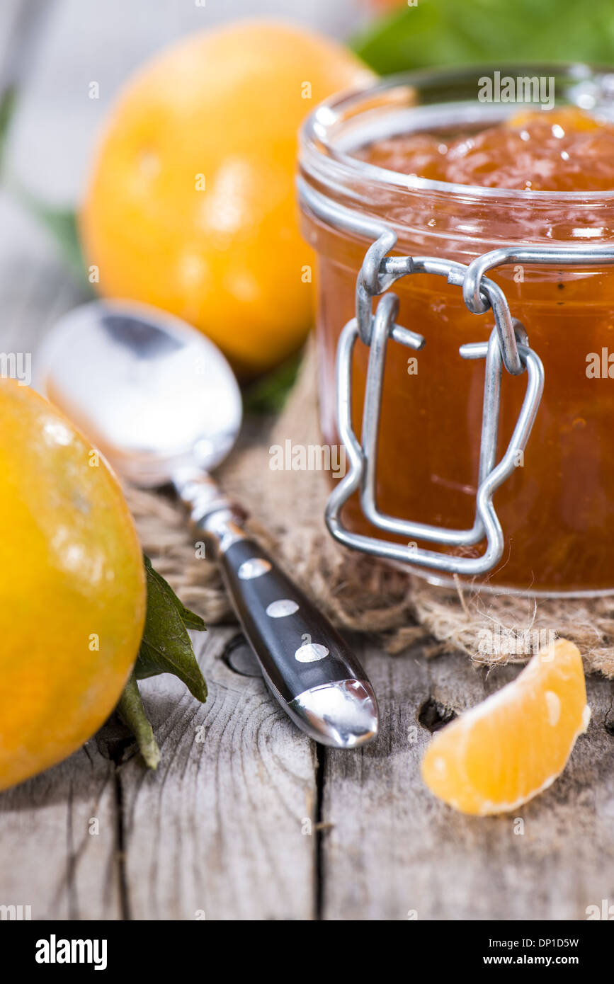 Fatta fresca mandarino marmellata su legno Foto Stock