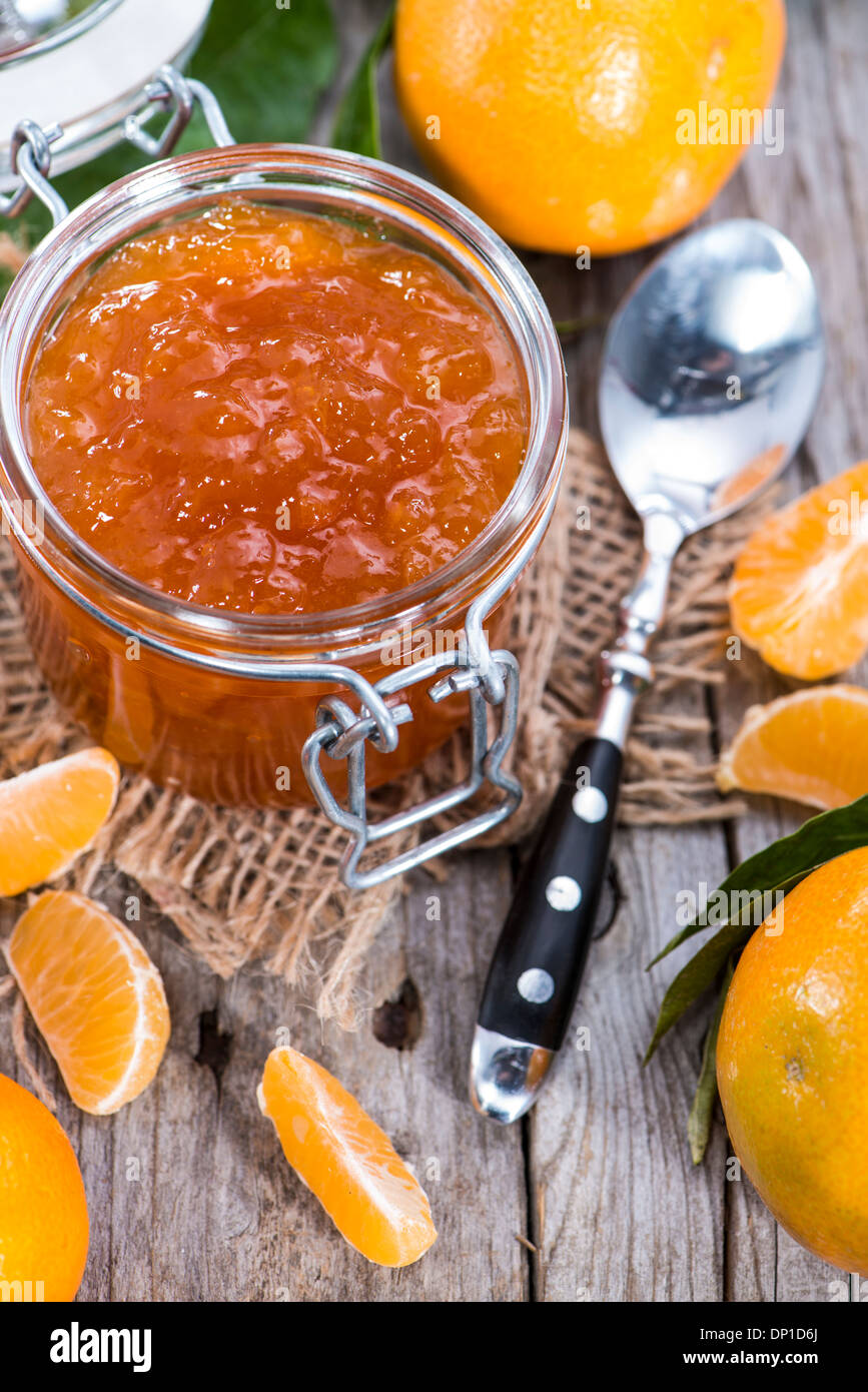 Fresco Marmellata di mandarino su sfondo vintage Foto Stock