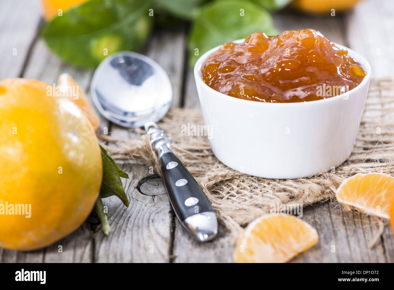 Porzione di mandarino marmellata con frutta fresca Foto Stock