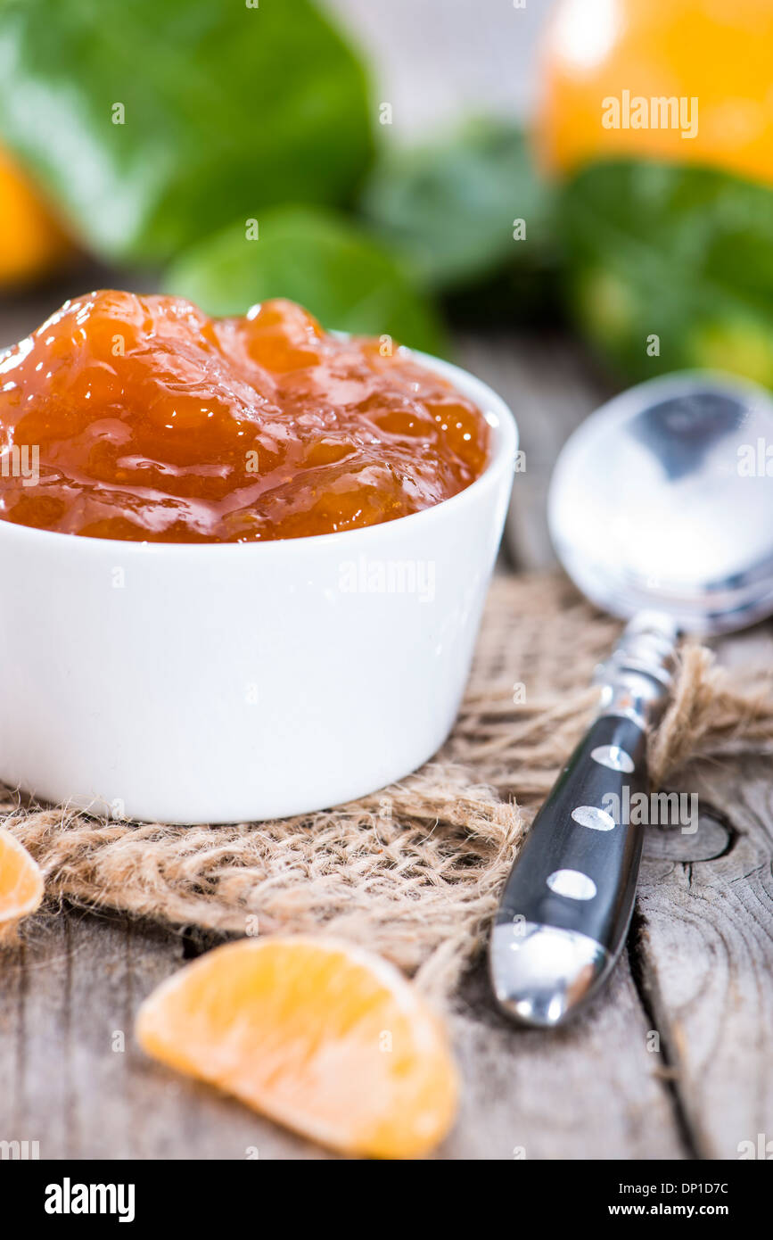 Freschi Fatti in casa Marmellata di mandarino su sfondo di legno Foto Stock