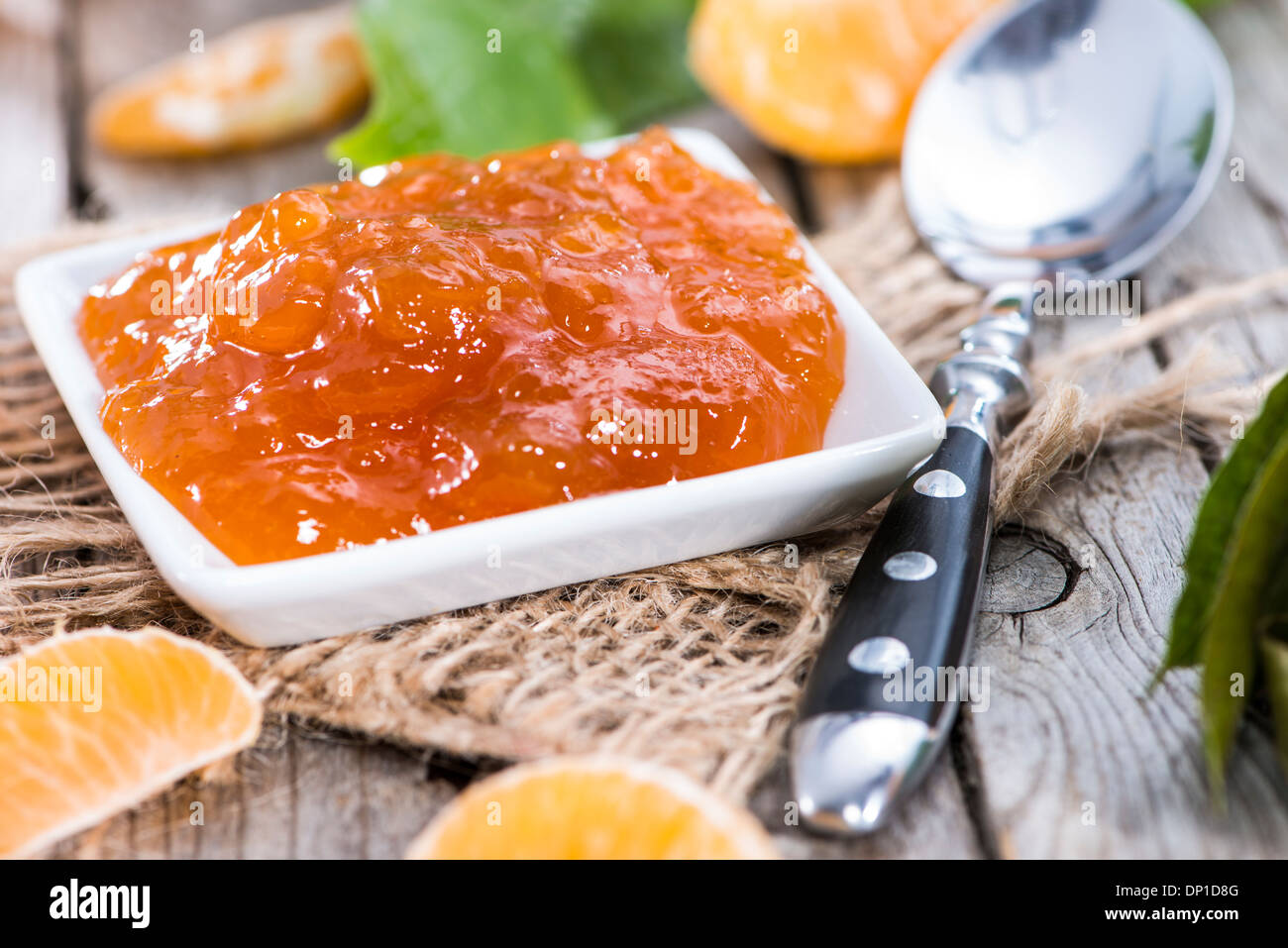 Porzione di mandarino marmellata con frutta fresca Foto Stock