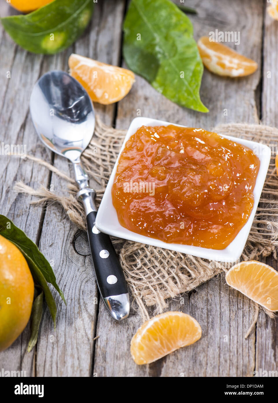 Fresco Marmellata di mandarino su sfondo vintage Foto Stock