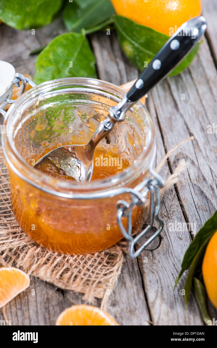Freschi Fatti in casa Marmellata di mandarino su sfondo di legno Foto Stock