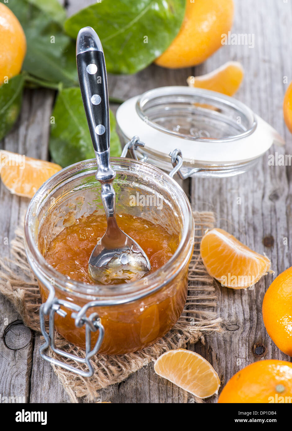 Porzione di mandarino marmellata con frutta fresca Foto Stock