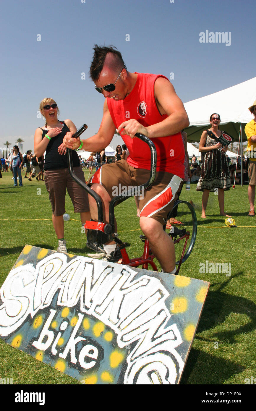 Apr 29, 2006; Palm Desert, CA, Stati Uniti d'America; una delle molte cose divertenti diversi dalla musica è la tecnica funzionale a valle di Coachella Music e Arts Festival 2006 in Palm Desert, CA.. Facendo un giro sul spank bike. Il più veloce si ride più fa male! Credito: Foto di Daren Fentiman/ZUMA premere. (©) Copyright 2006 by Daren Fentiman Foto Stock