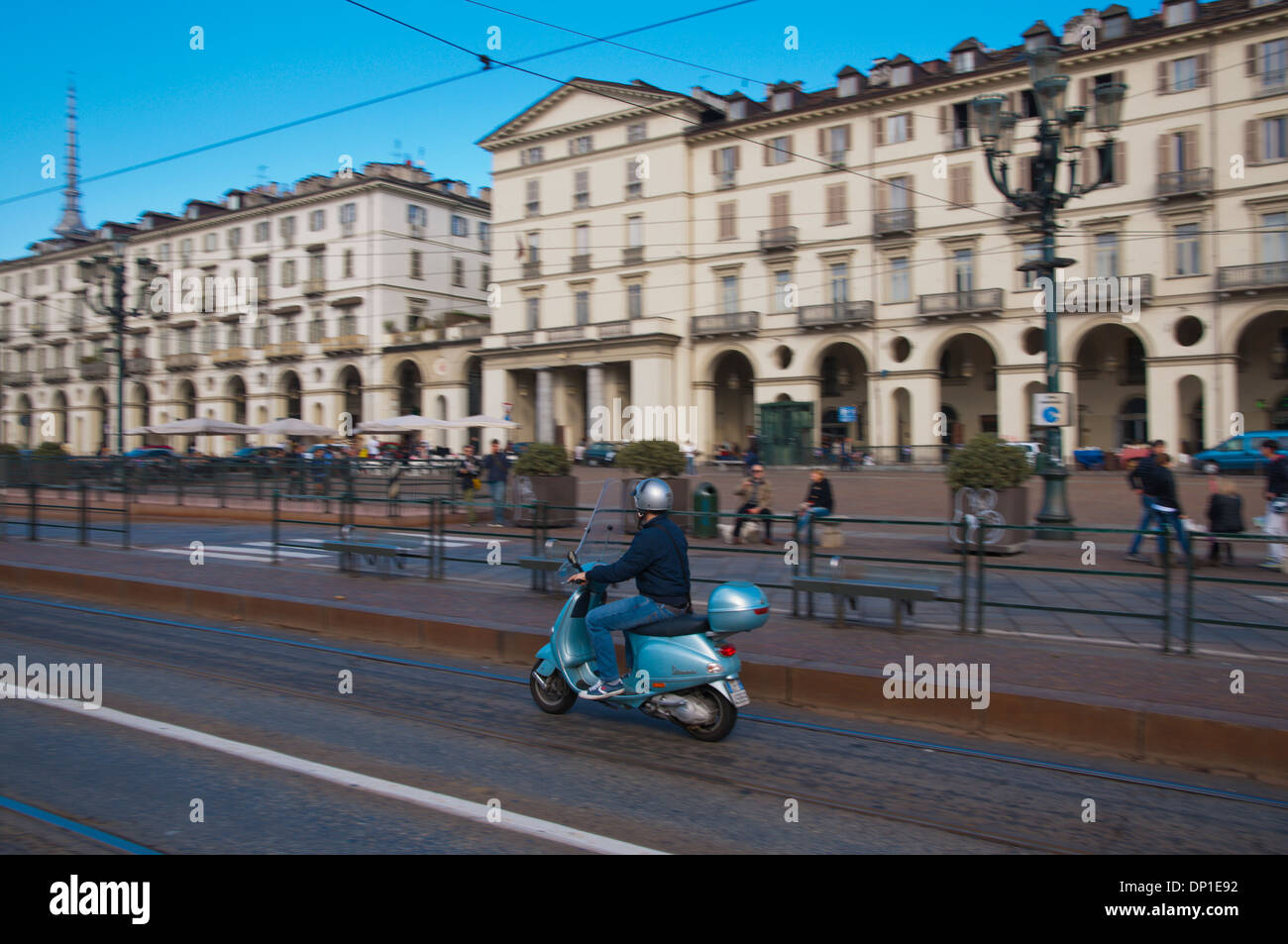 Il panning motion shot di scooter a Piazza Vittorio Veneto Torino Città Regione Piemonte nord Italia Europa Foto Stock
