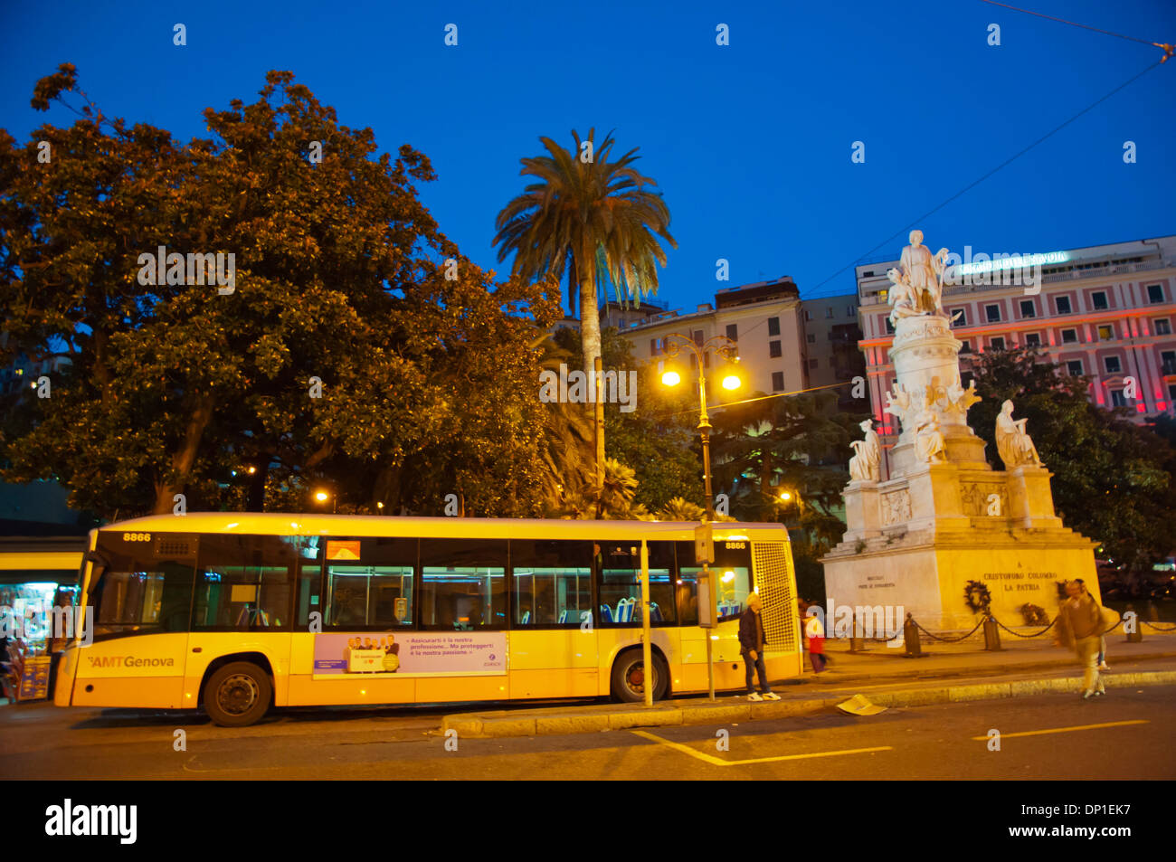 Piazza Aqcuaverde davanti alla stazione stazione ferroviaria Principe di Genova regione Liguria Italia Europa Foto Stock