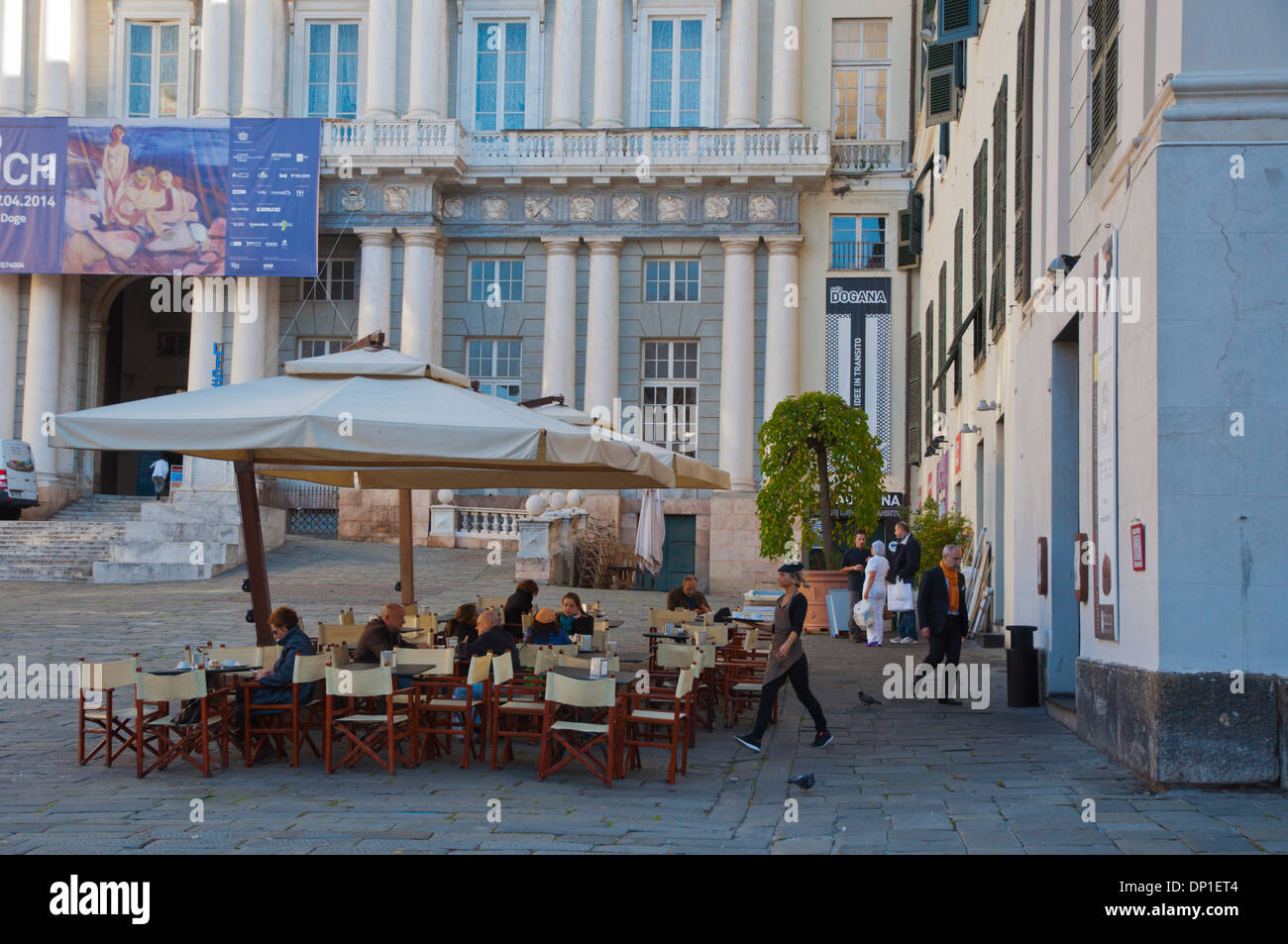 Piazza Matteotti e piazza di fronte al Palazzo Ducale città vecchia Genova Liguria Italia Europa Foto Stock