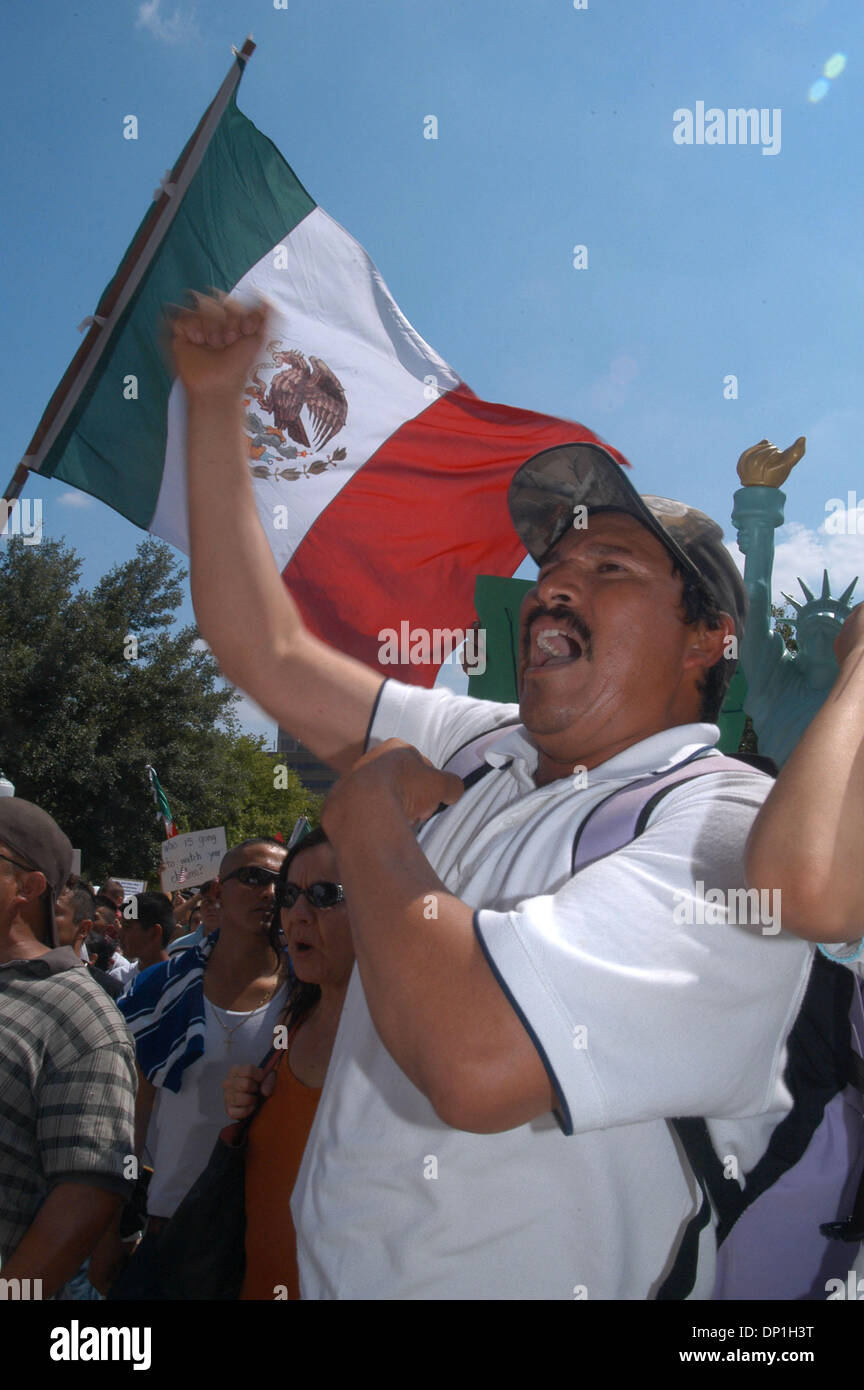 Maggio 01, 2006; Austin, TX, Stati Uniti d'America; circa 8 mila manifestanti radunati al Campidoglio dello Stato del Texas durante un 'Day senza immigrati' nel rally di Austin, TX. Credito: foto di Pietro Silva/ZUMA premere. (©) Copyright 2006 da Pietro Silva Foto Stock