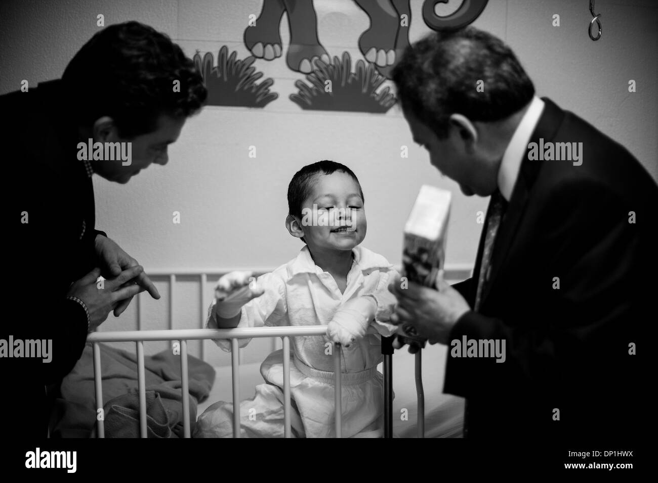 Città del Messico. Il 7 gennaio, 2014. Un bambino riceve un giocattolo durante i tre re' giorno al Tacubaya Ospedale pediatrico del Distretto Federale di governo, a Città del Messico, capitale del Messico, il 6 gennaio 2014. Credito: Pedro Mera/Xinhua/Alamy Live News Foto Stock