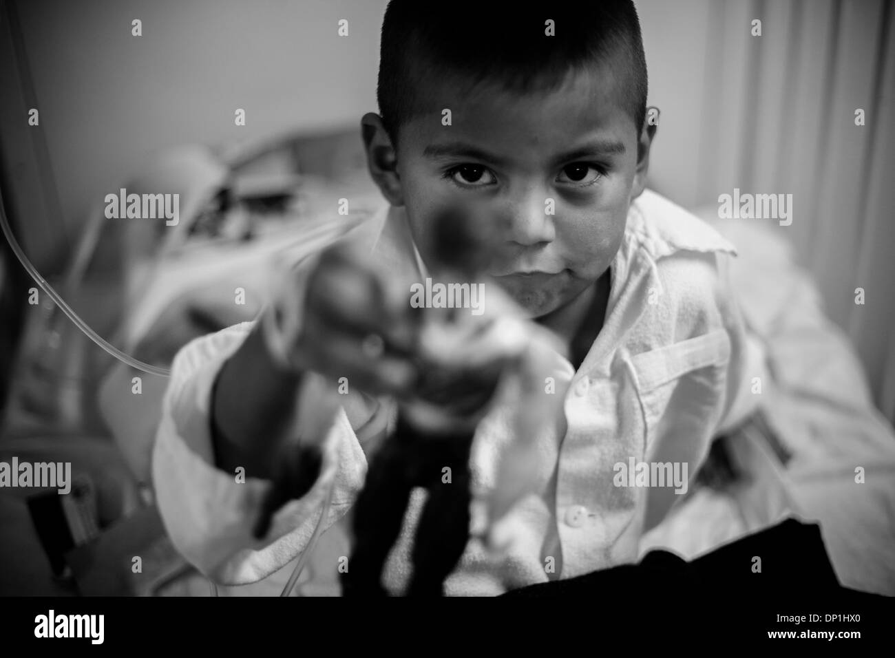Città del Messico. Il 7 gennaio, 2014. Un bambino gioca con un giocattolo durante i tre re' giorno al Tacubaya Ospedale pediatrico del Distretto Federale di governo, a Città del Messico, capitale del Messico, il 6 gennaio 2014. Credito: Pedro Mera/Xinhua/Alamy Live News Foto Stock
