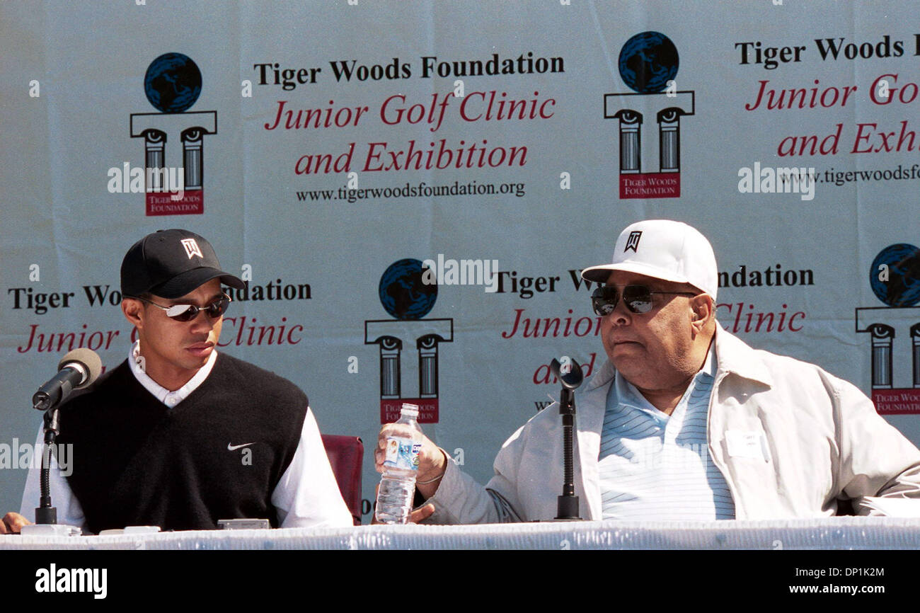 Maggio 03, 2006; Fort Bragg, NC, Stati Uniti d'America; EARL WOODS oggi morì di cancro dopo una lunga remissione. FILE foto:Apr 16, 2004; Fort Bragg, NC, Stati Uniti d'America; EARL boschi e suo figlio tiger woods parla ai media dopo il suo figlio Tiger ha ospitato la Tiger Woods fondazioni 30 Junior Golf Clinic presso Stryker Campo da Golf dopo la formazione dei giorni scorsi con i berretti verdi delle forze speciali a Fort Bragg Mandat Foto Stock