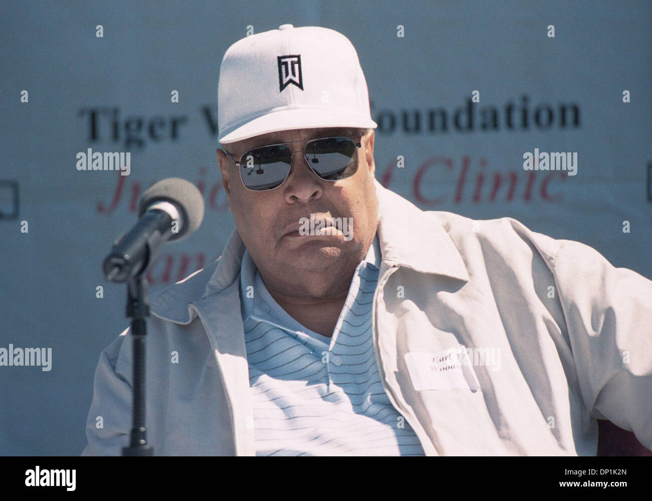 May 03, 2006; Fort Bragg, NC, USA; EEARL WOODS died today of cancer after a long remission. FILE PHOTO:Apr 16, 2004; Fort Bragg, NC, USA; EARL WOODS speaks to the media after his son Tiger hosted the Tiger Woods Foundations 30th Junior Golf Clinic at Stryker Golf Course after training the past few days with the Green Berets Special Forces at Fort Bragg Mandatory Credit: Photo by Ja Foto Stock
