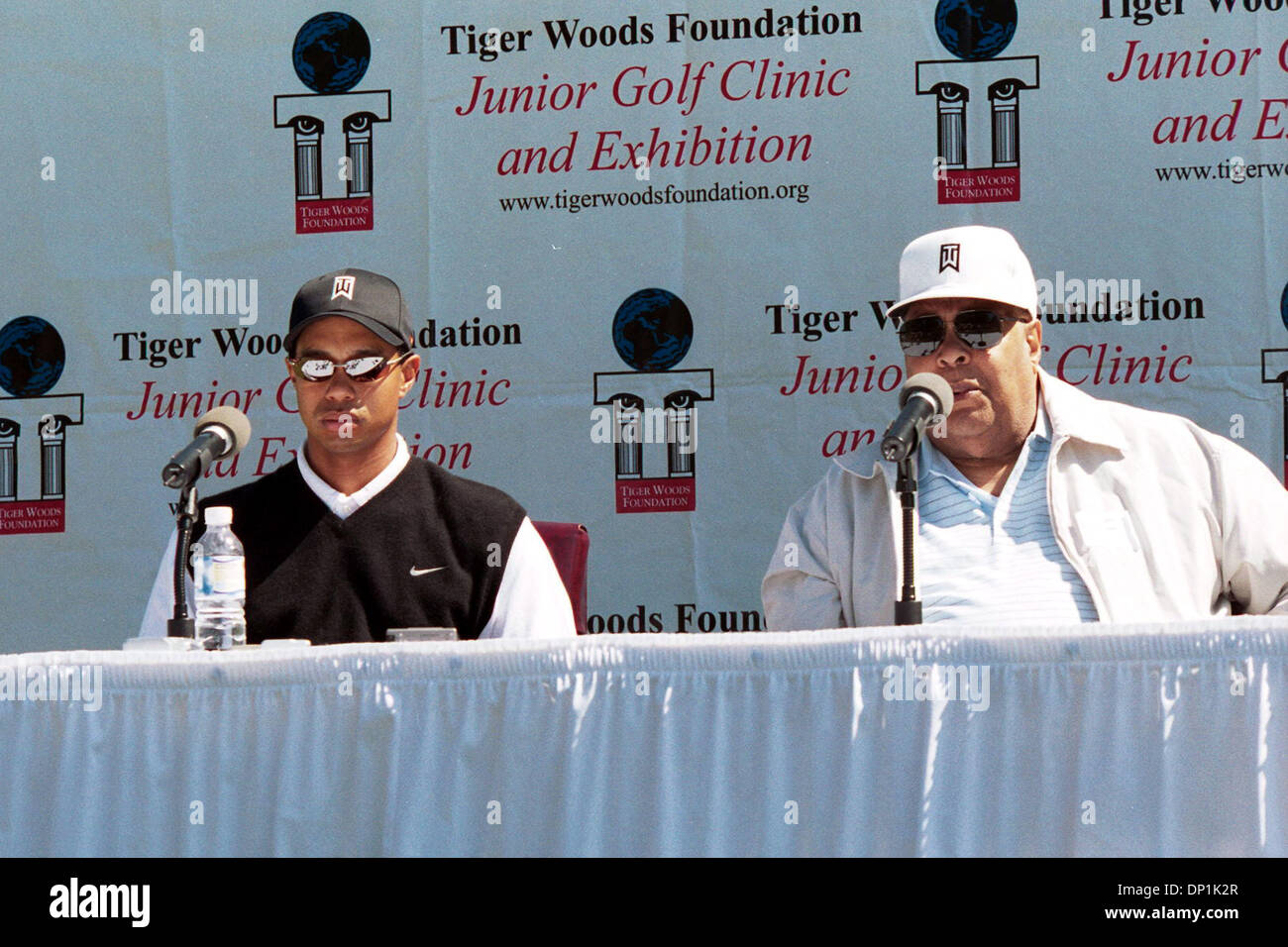 May 03, 2006; Fort Bragg, NC, USA; EARL WOODS died today of cancer after a long remission. FILE PHOTO:Apr 16, 2004; Fort Bragg, NC, USA; EARL WOODS and his son TIGER WOODS speaks to the media after his son Tiger hosted the Tiger Woods Foundations 30th Junior Golf Clinic at Stryker Golf Course after training the past few days with the Green Berets Special Forces at Fort Bragg Mandat Foto Stock