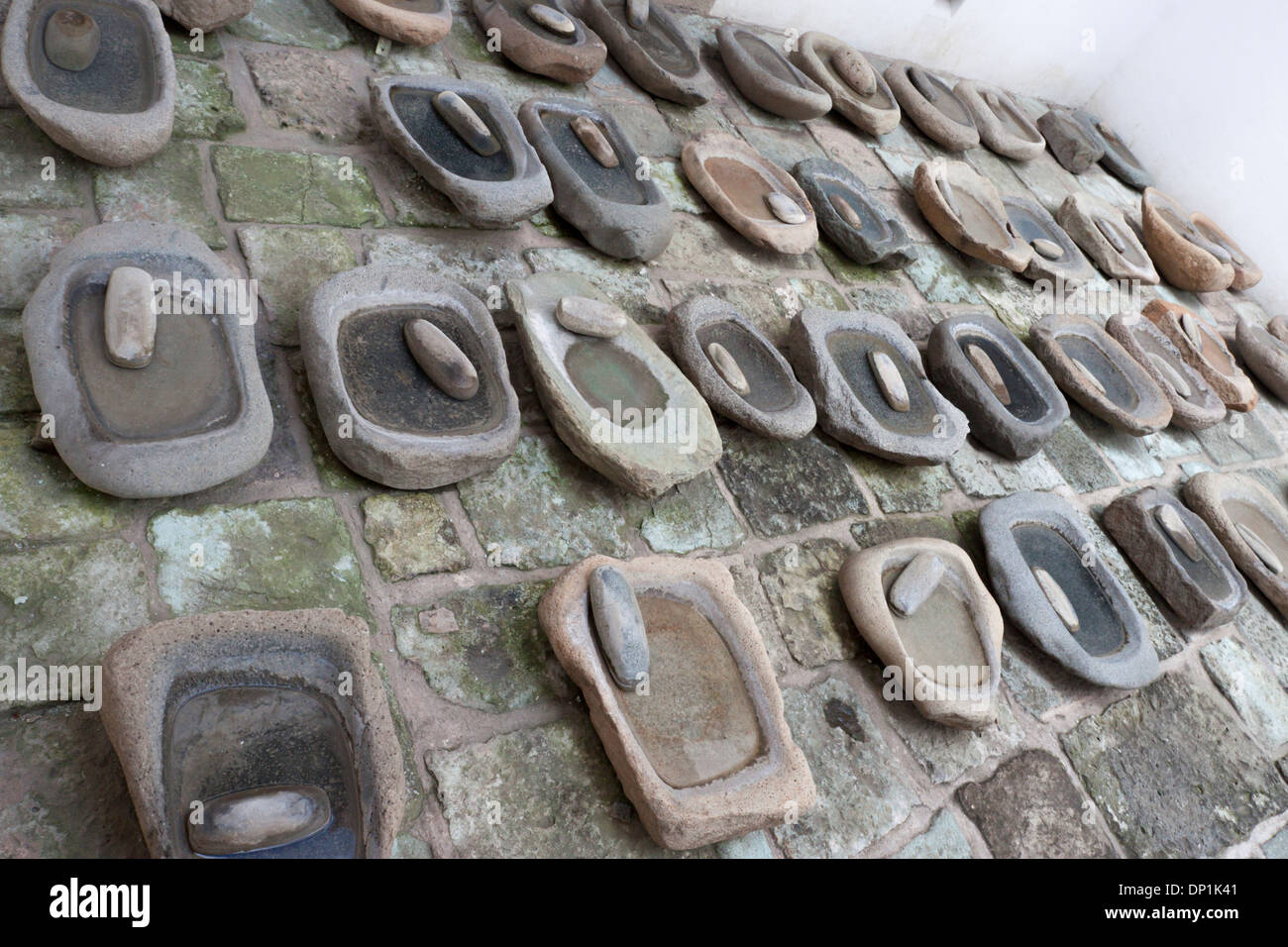 Vecchia roccia per macinare il mais chiamato metate. Oaxaca, Oaxaca. Messico Foto Stock