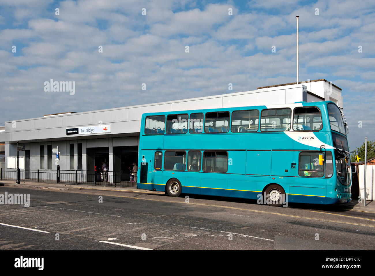 Un bus arriva di fronte Tonbridge stazione ferroviaria, REGNO UNITO Foto Stock