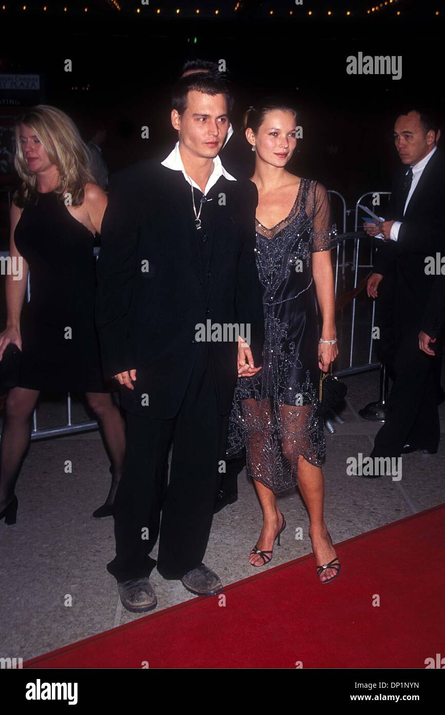 Apr. 12, 2006 - Johnny Depp con Kate Moss a 'DONNIE BRASCO" PREMIERE IN LOS ANGELES 1997. FITZROY BARRETT-(Immagine di credito: © Globo foto/ZUMAPRESS.com) Foto Stock