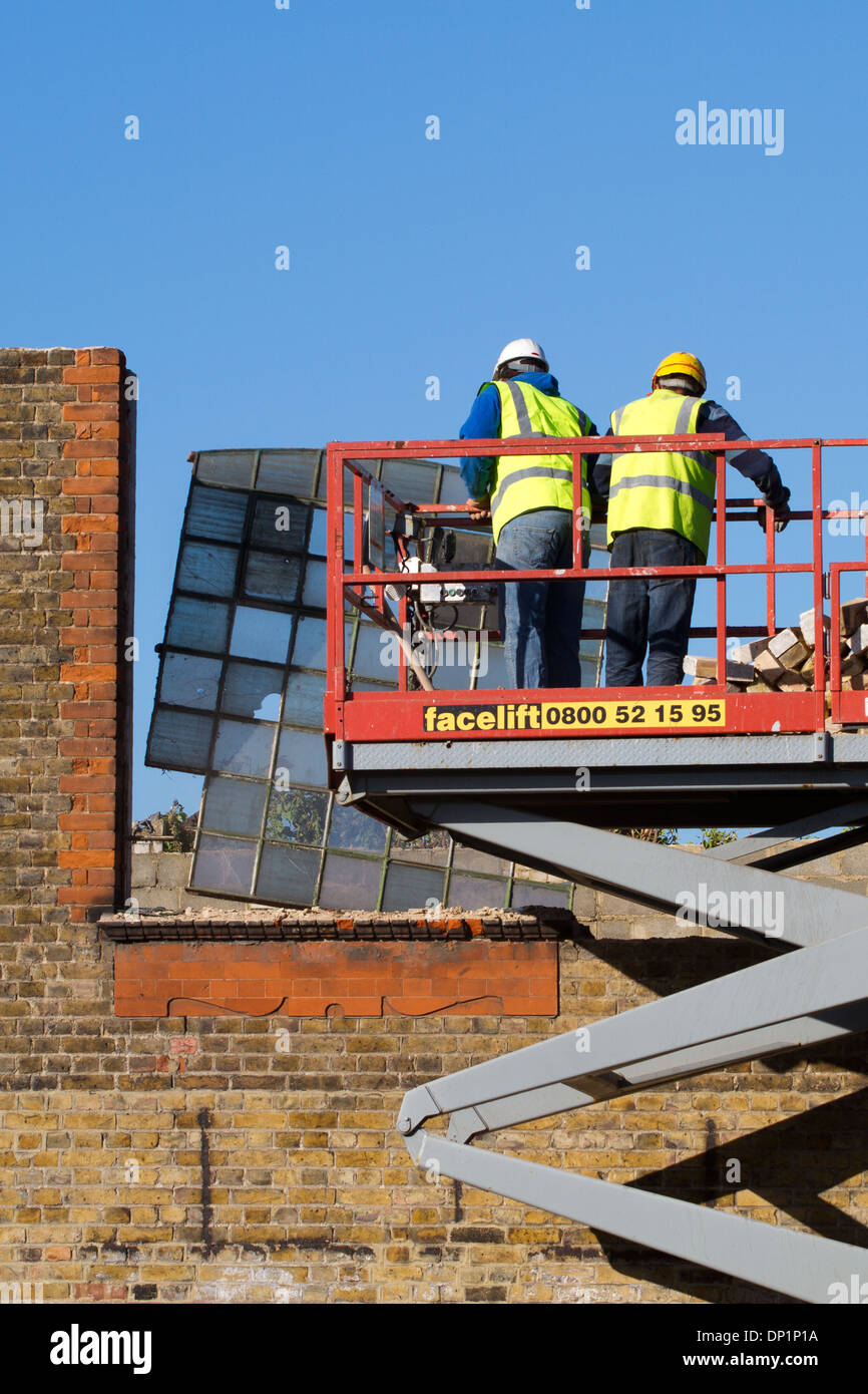 Demolizione di industriale elettricità vittoriano edifici per la riqualificazione come alloggiamento a Twickenham, Regno Unito Foto Stock