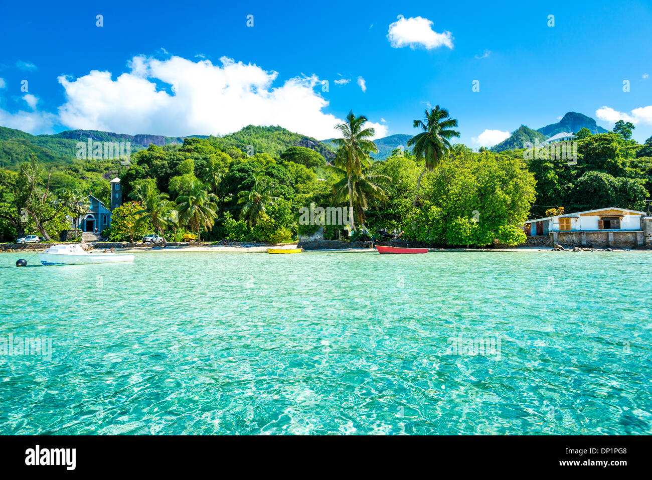 Spiaggia tropicale con foglie di palmo Foto Stock