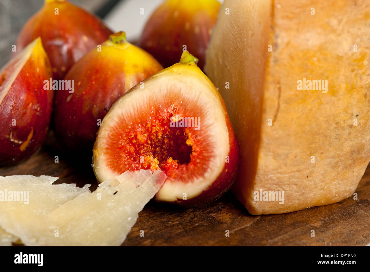 Italiano di formaggio pecorino e fichi freschi macro closeup su vecchie di pannelli di legno Foto Stock