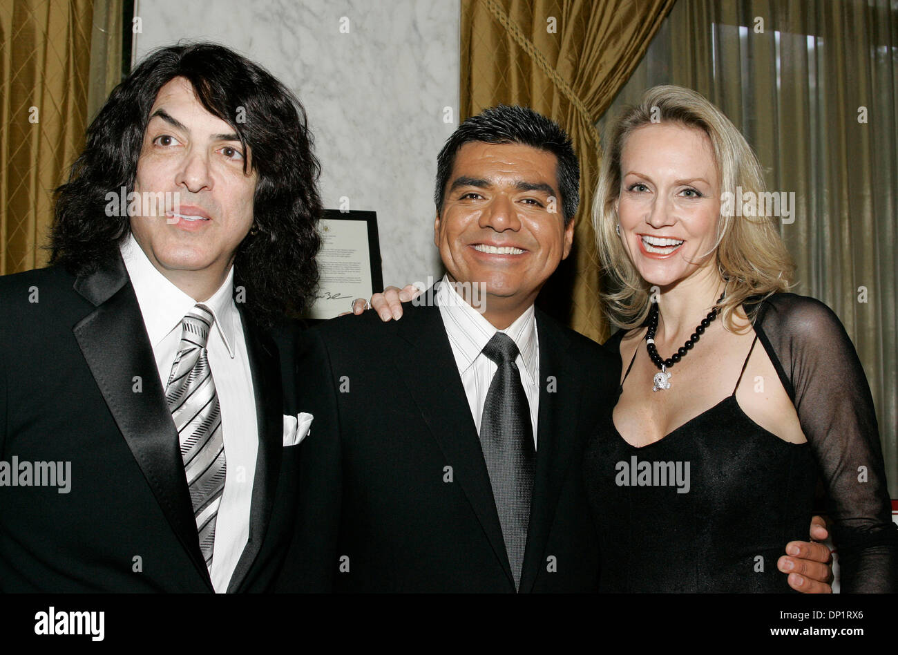 Maggio 07, 2006; Beverly Hills, CA, Stati Uniti d'America; George Lopez con Paul Stanley e sua moglie ERIN SUTTON al rene nazionale della Fondazione ventisettesima edizione del dono della vita Gala 2006 in Beverly Hills, CA, il 7 maggio 2006. Credito: Foto di J.P. Yim/ZUMA premere. (©) Copyright 2006 DA J. P. Yim Foto Stock